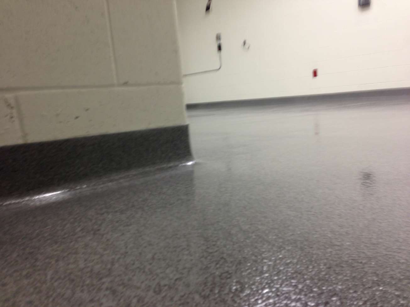 Textured quartz broadcast flooring surface